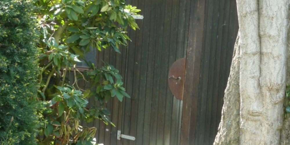 freistehendes Einfamilien-Fertighaus mit Ausbau-/ Neubaupotential auf ruhig gelegenen Südgrundstück