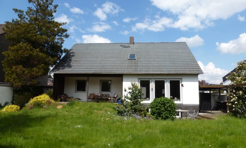 freistehendes Einfamilien-Fertighaus mit Ausbau-/ Neubaupotential auf ruhig gelegenen Südgrundstück