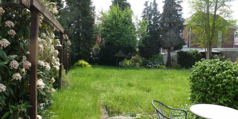 freistehendes Einfamilien-Fertighaus mit Ausbau-/ Neubaupotential auf ruhig gelegenen Südgrundstück