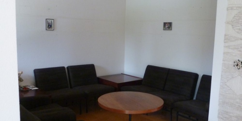 freistehendes Einfamilien-Fertighaus mit Ausbau-/ Neubaupotential auf ruhig gelegenen Südgrundstück