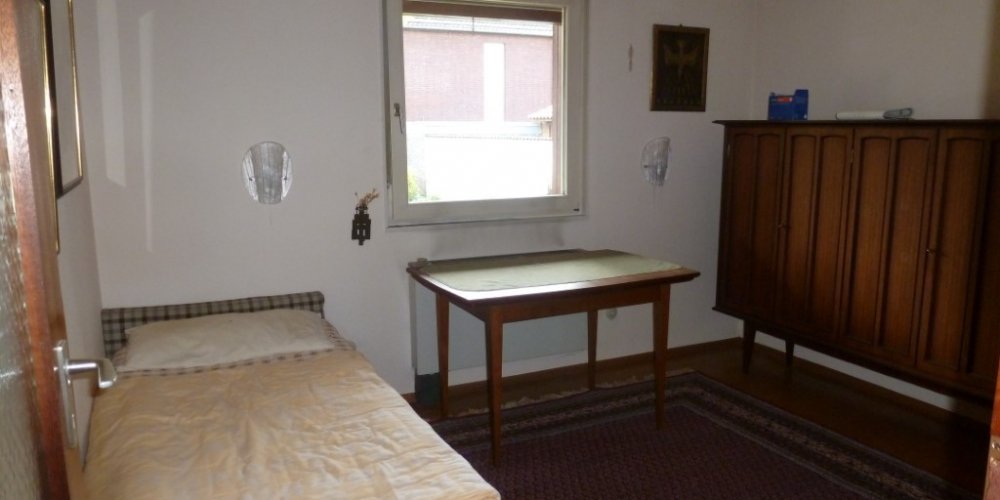 freistehendes Einfamilien-Fertighaus mit Ausbau-/ Neubaupotential auf ruhig gelegenen Südgrundstück