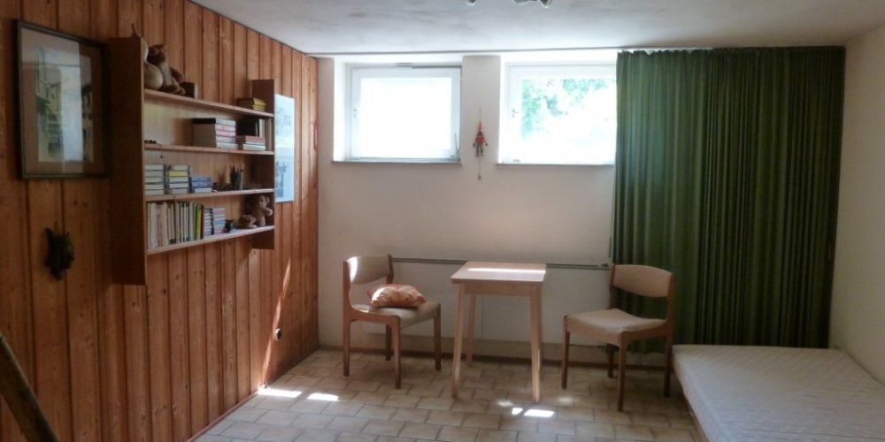 freistehendes Einfamilien-Fertighaus mit Ausbau-/ Neubaupotential auf ruhig gelegenen Südgrundstück