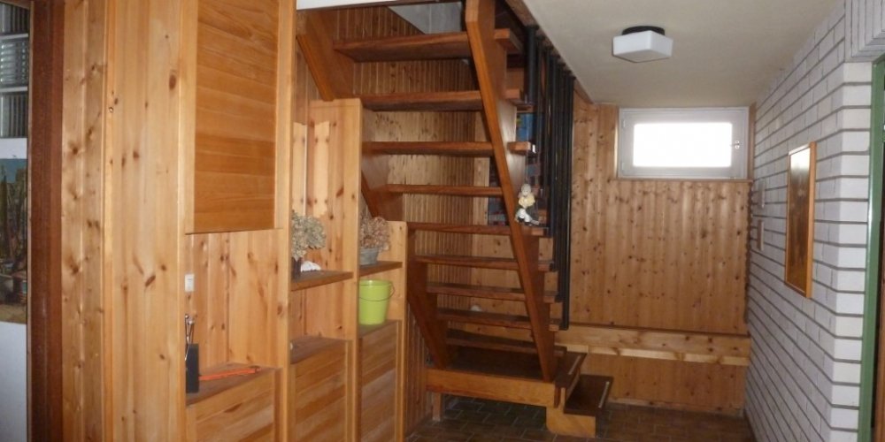 freistehendes Einfamilien-Fertighaus mit Ausbau-/ Neubaupotential auf ruhig gelegenen Südgrundstück