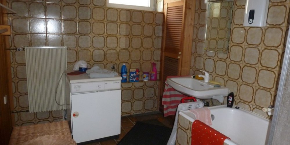 freistehendes Einfamilien-Fertighaus mit Ausbau-/ Neubaupotential auf ruhig gelegenen Südgrundstück