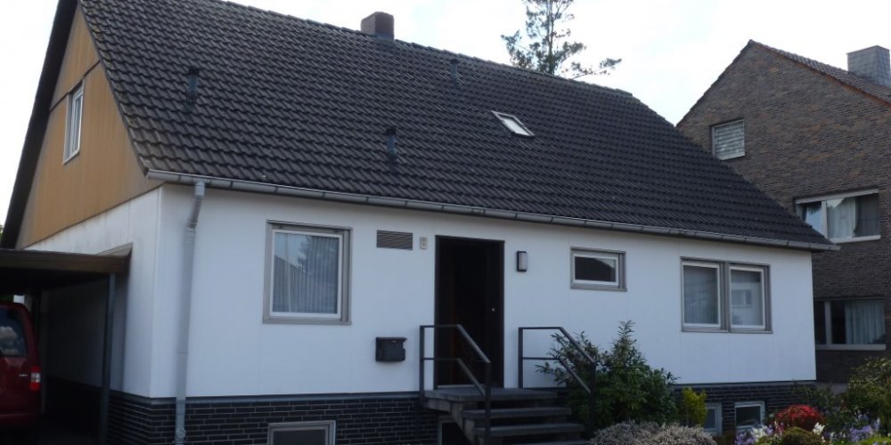 freistehendes Einfamilien-Fertighaus mit Ausbau-/ Neubaupotential auf ruhig gelegenen Südgrundstück